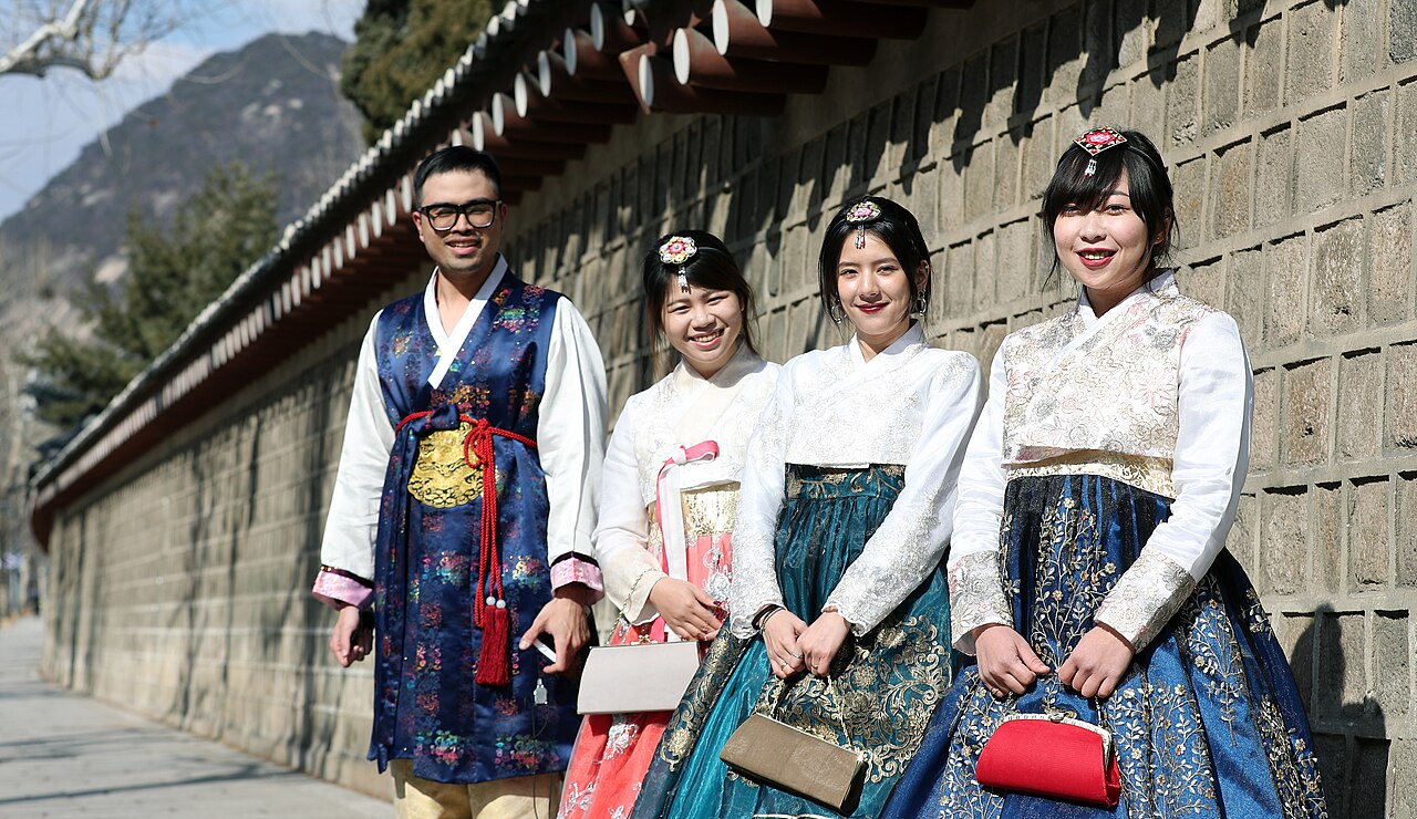 Women wearing traditional hanbok at Gyeongbokgung Palace in Seoul, the kind of Joseon-era royal palace setting seen in Netflix's The Scandal